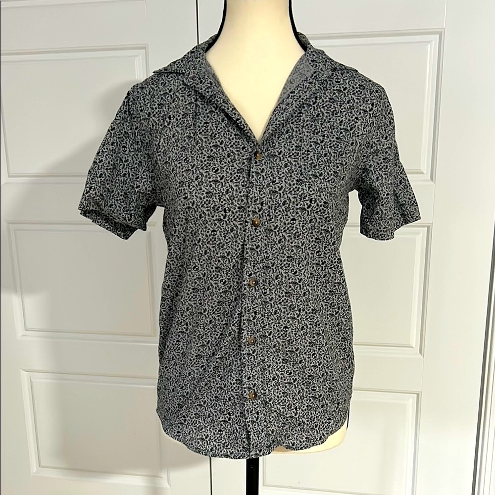 Arizona Boys L Gray and Black Button Down Short Sleeve Shirt Floral Skull Design